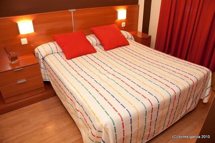 Apartahotel Alcala Centro Alcalá de Henares Quarto foto